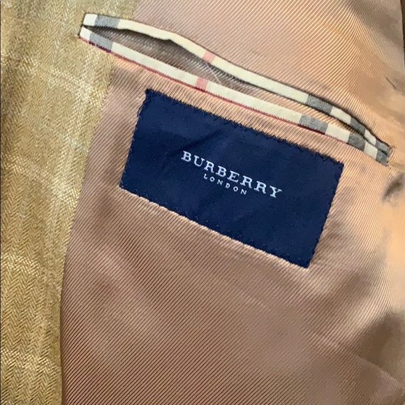 Burberry sport jacket so luxurious - Picture 5 of 7